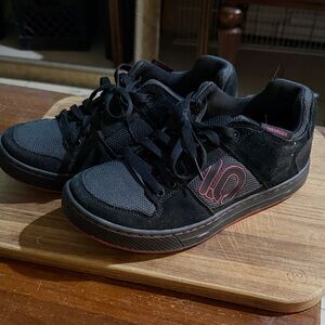 Five Ten Black and Red mountain biking Shoes. Adidas womens size 9 GC